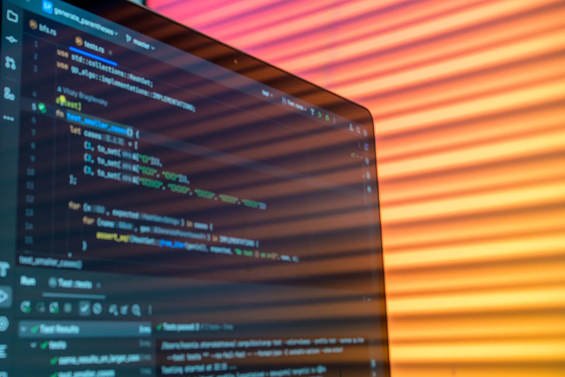 Kod på en skärm i varmt ljus – professionell webbutveckling